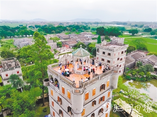 影視拍攝取景地自力村碉樓群吸引眾多游客前往游玩。