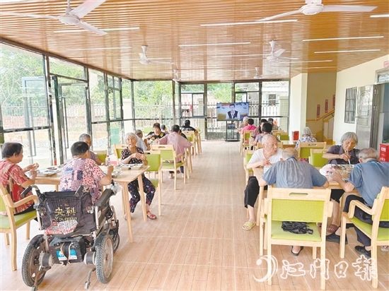 長者飯?zhí)檬邱R岡鎮(zhèn)綜合養(yǎng)老服務(wù)中心最熱鬧的地方。每到中午，飯香飄滿整個大廳。