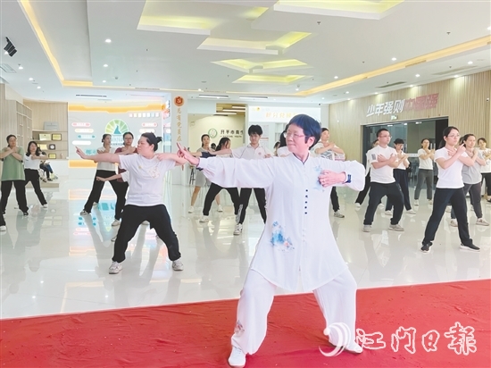八段錦、健身操、瑜伽等健身課程成為青年的“新寵”。