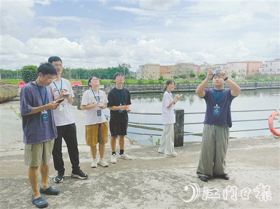 參賽團(tuán)隊(duì)深入田間地頭、古村老巷，與當(dāng)?shù)鼐用窠涣?，進(jìn)一步優(yōu)化和完善各自的規(guī)劃方案。