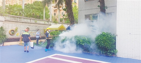 學(xué)校在暑期開展滅蚊工作。
