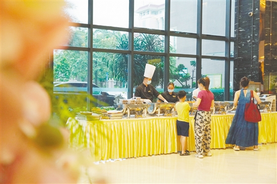 江海碧桂園鳳凰酒店在大堂擺起熟食攤。