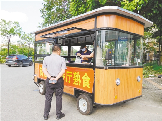 私房菜餐館購(gòu)置外賣車銷售熟食。