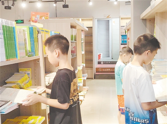 學生在選購輔導書。