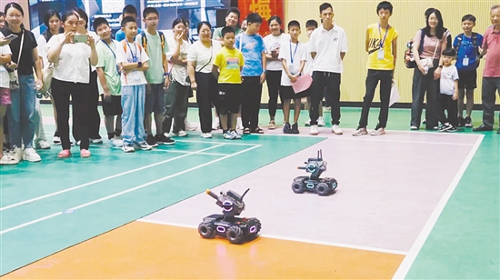 師生們近距離感受科技魅力。