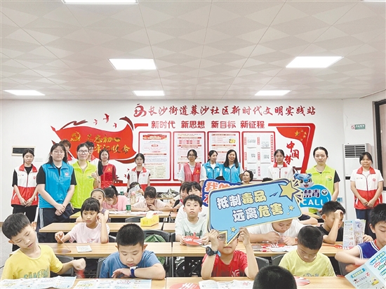 禁毒社工走進(jìn)社區(qū)開展禁毒宣傳活動。