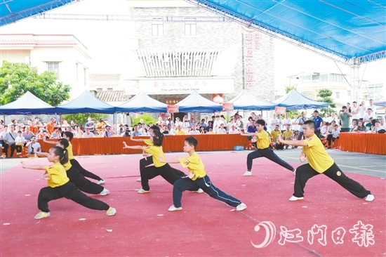 各地武術(shù)會(huì)館蔡李佛弟子上臺(tái)展示武藝，一招一式行云流水。