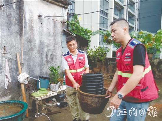 社區(qū)網(wǎng)格員幫忙搬走雜物。