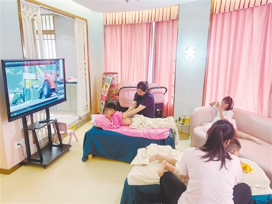 在推拿室里，專業(yè)調(diào)理師為孩子們進行推拿。