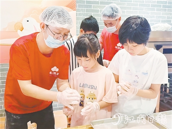 小學(xué)員們在師傅手把手的指導(dǎo)下認(rèn)真學(xué)習(xí)制作冬蓉月餅。