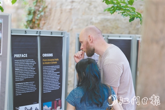 臺(tái)山僑捐學(xué)校展覽吸引外國觀眾參觀。