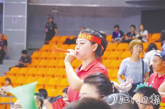 觀眾為支持的球隊(duì)加油。