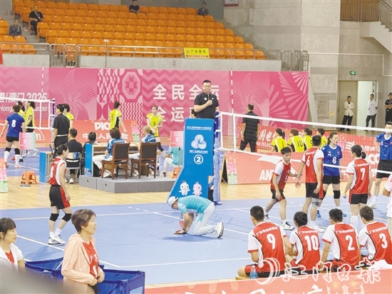 賽場(chǎng)上，來自江門職業(yè)技術(shù)學(xué)院的“小海豚”志愿者為比賽護(hù)航。