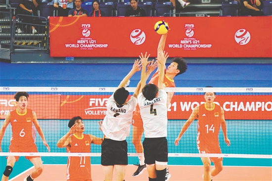 中國隊在比賽中展現(xiàn)出極強的韌性，最終以3：2戰(zhàn)勝日本隊挺進八強。