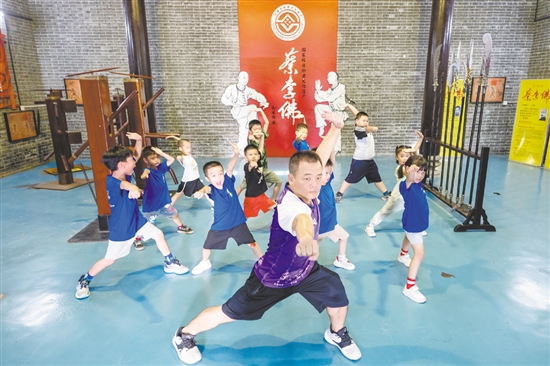 京梅村傳承發(fā)展蔡李佛文化從娃娃抓起。這里是國家級(jí)非物質(zhì)文化遺產(chǎn)蔡李佛拳的發(fā)源地，是廣東省“百千萬工程”首批典型村、省鄉(xiāng)村振興示范村。