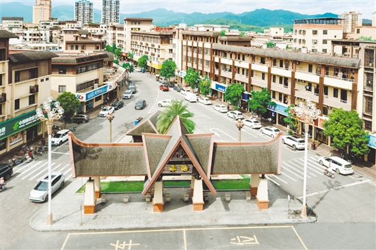 崖門文化綜合街區(qū)主干道注入東南亞風(fēng)情和蔡李佛文化元素，沿街建筑外立面和人行道升級(jí)改造，店面、路燈風(fēng)格統(tǒng)一。