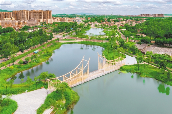 新時(shí)代公園占地面積達(dá)9萬平方米，建有生態(tài)湖、親水廣場(chǎng)、紅色教育區(qū)等，配套設(shè)施齊全。