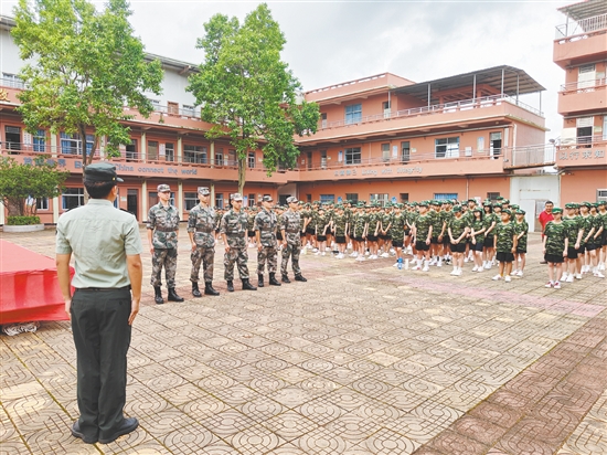 臺山市怡霖學(xué)校通過開展國防教育訓(xùn)練，幫助學(xué)生“收心”。