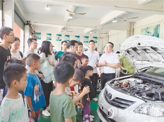 講師圍繞燃油汽車核心構(gòu)造與原理展開生動(dòng)講解。