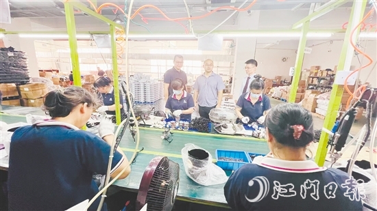 粵財(cái)普惠江門(mén)擔(dān)保公司工作人員上門(mén)了解企業(yè)需求。