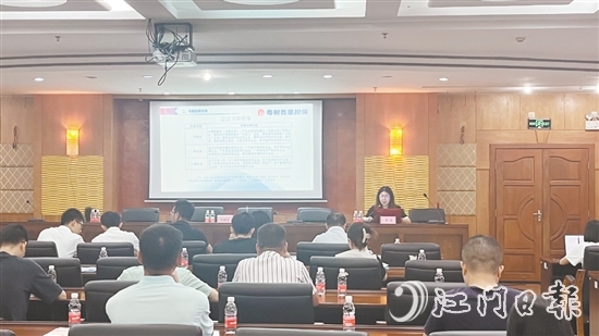 粵財(cái)普惠江門(mén)擔(dān)保公司向企業(yè)宣講金融政策。