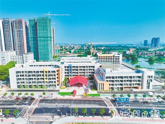 鶴山把教育作為重要民生工程來抓，大力推進(jìn)中小學(xué)校新（改、擴(kuò)）建工程。圖為鶴山市源林初心小學(xué)。