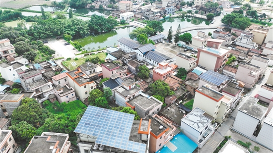 龍溪村是桃源鎮(zhèn)屋頂分布式光伏開發(fā)試點村，龍溪村已有12戶村民參與“光伏+建筑”項目。