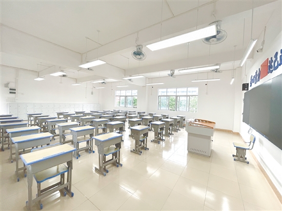 鶴山一中附屬中學(xué)本部校區(qū)的教室配備了觸控一體機(jī)、護(hù)眼照明燈以及嶄新的課桌椅等基礎(chǔ)設(shè)施，為學(xué)生提供良好的學(xué)習(xí)環(huán)境。