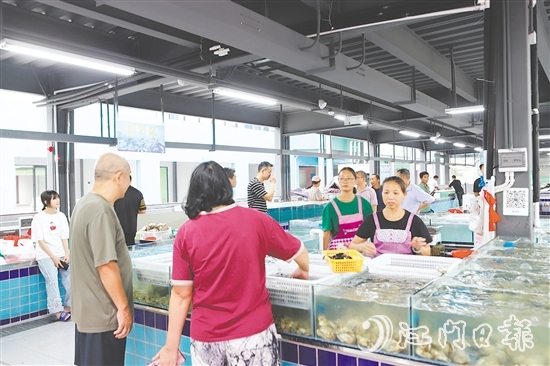 海鮮碼頭攤位的新鮮漁獲吸引眾多市民游客前來選購。