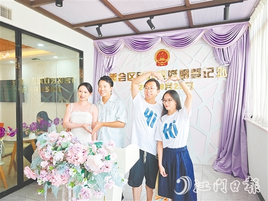 新人們在頒證大廳合影留念。