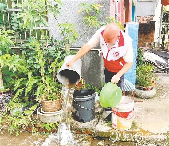 黨員志愿者逐戶排查積水容器等蚊蟲孳生地。