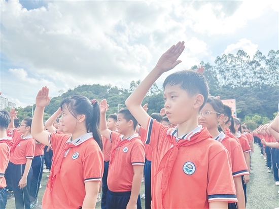 范羅岡濱江小學(xué)學(xué)生們精神抖擻迎接開學(xué)。