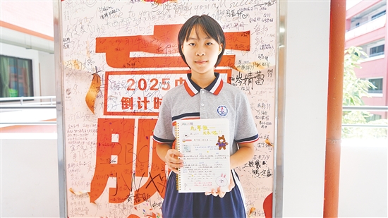 紫茶中學(xué)學(xué)生鐘洛冉做了一本計劃本。