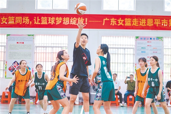 當天活動上，恩平一中籃球隊展示訓練成果。圖為黃思靜為隊員們開球。