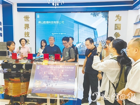 媒體記者、專家學(xué)者深入企業(yè)采訪調(diào)研，感受開平科技企業(yè)的魅力。