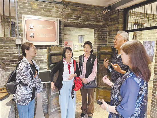 謝軍威經(jīng)?；氐街x創(chuàng)故居，給來訪的黨員、群眾講述謝創(chuàng)的故事。嚴(yán)建廣