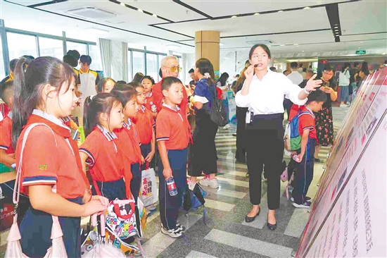 學(xué)生參觀江門抗戰(zhàn)歷史專題巡回展，了解江門烽火歲月，銘記抗戰(zhàn)歷史。郭永樂