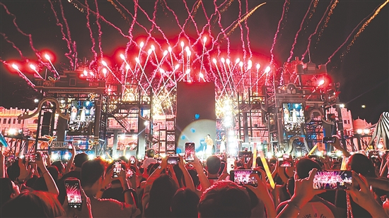 赤坎華僑古鎮(zhèn)舉行夏日焰火音樂會，吸引眾多游客觀看。