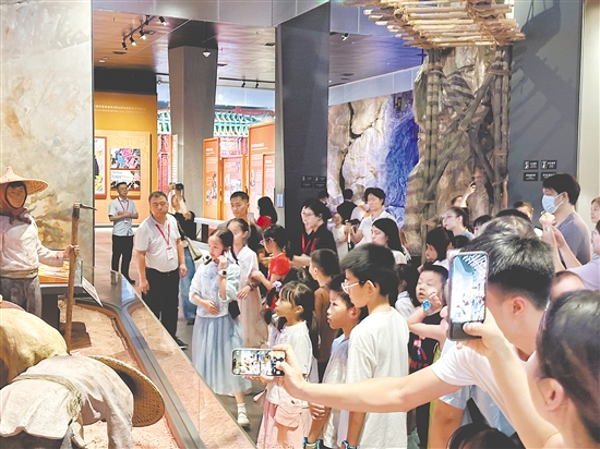 暑期，中國僑都華僑華人博物館吸引眾多青少年前來參觀。