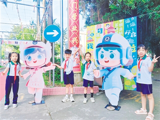 開平教育吉祥物“小開”“小蘋”化身迎賓大使，迎接新生。