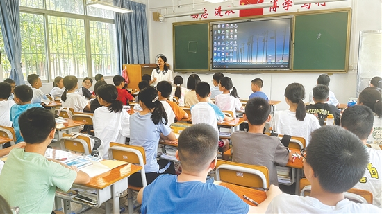 開平市第一中學(xué)七年級新生在上第一節(jié)課。