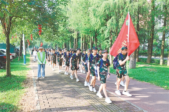 金山中學(xué)七年級學(xué)子進行國防教育訓(xùn)練。