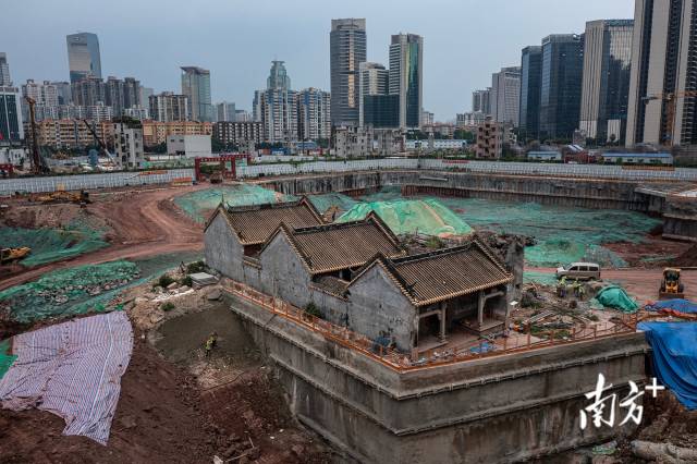 2021年9月18日，冼村改造的工地上，一座祠堂被完整地保存下來(lái)。  南方+ 張由瓊 拍攝