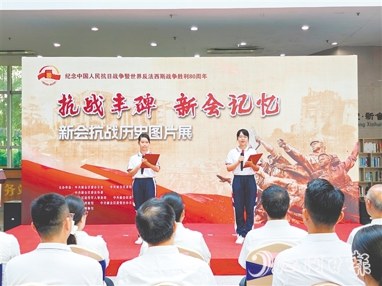 開幕儀式上，新會華僑中學(xué)學(xué)生帶來詩詞朗誦《烽火八十載，信仰照未來》。