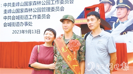 入伍近兩年來，黃壹舟與父母只見過一面。