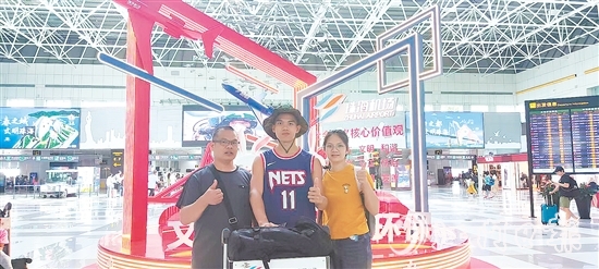 2023年夏天，父親、姐姐送彭濤前往軍校入學(xué)。