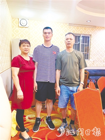 父母是周振君最堅(jiān)強(qiáng)的后盾，支持他在部隊(duì)好好干，爭取再立新功。