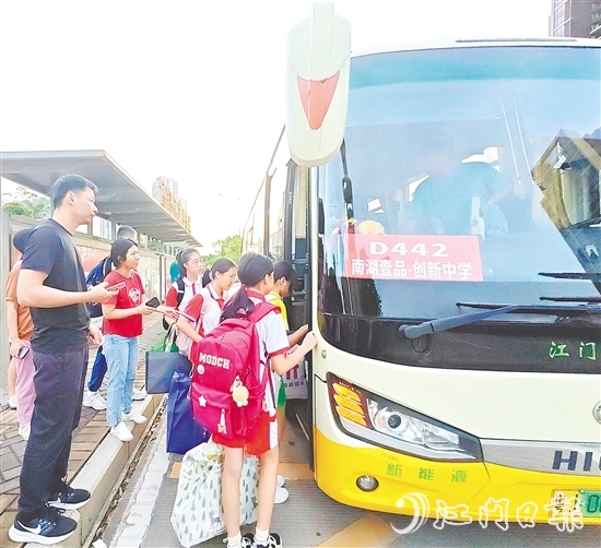 創(chuàng)新中學(xué)線路開通首日，共有40余名學(xué)生體驗(yàn)了服務(wù)。