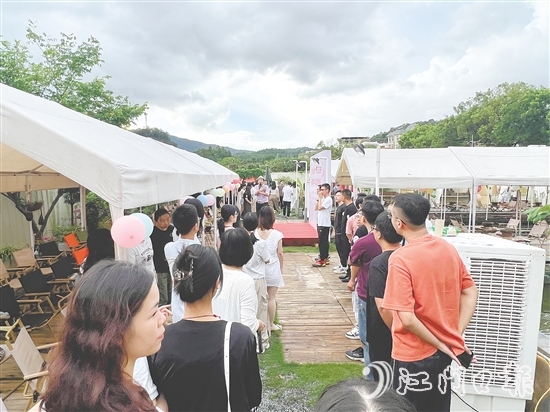 新會區(qū)、蓬江區(qū)聯(lián)合舉辦“會聚良緣‘蝦’日戀曲”活動。