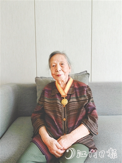 百歲抗戰(zhàn)老同志陸平向記者講述抗戰(zhàn)故事。